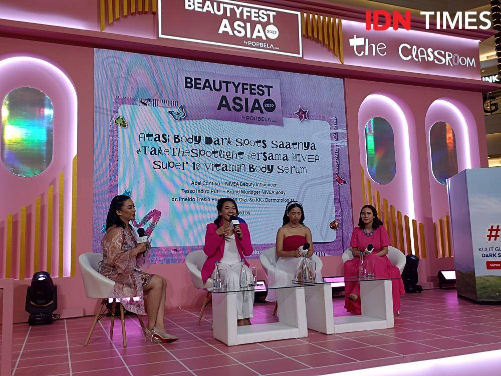 Panggung The Classroom di pagelaran BeautyFest Asia by Popbela.com, menyajikan TalkShow bertajuk "Atasi Body Dark Spots Saatnya #TakeTheSpotlight bersama NIVEA Super 10 Vitamin Body Serum". 15 Oktober 2022. (IDN Times/M. Tarmizi Murdianto)