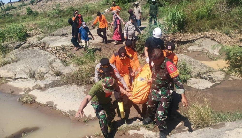 Korban Longsor di Jeneponto saat dievakuasi, Sabtu (15/10/2022). (Dok.Basarnas Sulsel)