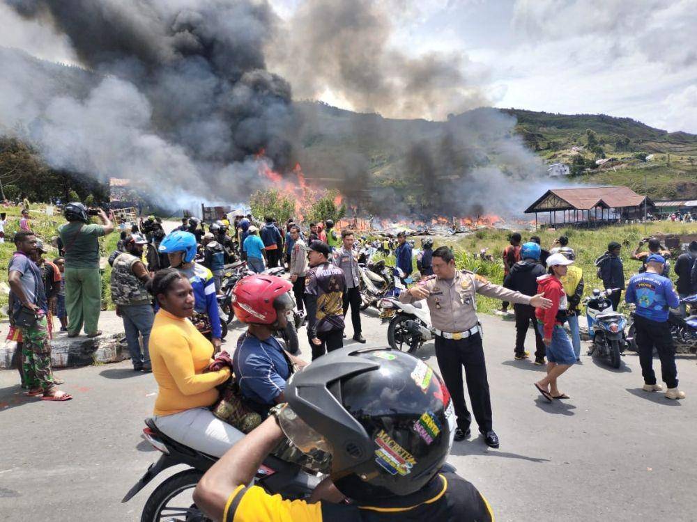 Suasana kebakaran puluhan kios dan ruko di pasar lama kota baru puncak Jaya, IDN Times/ Istimewa