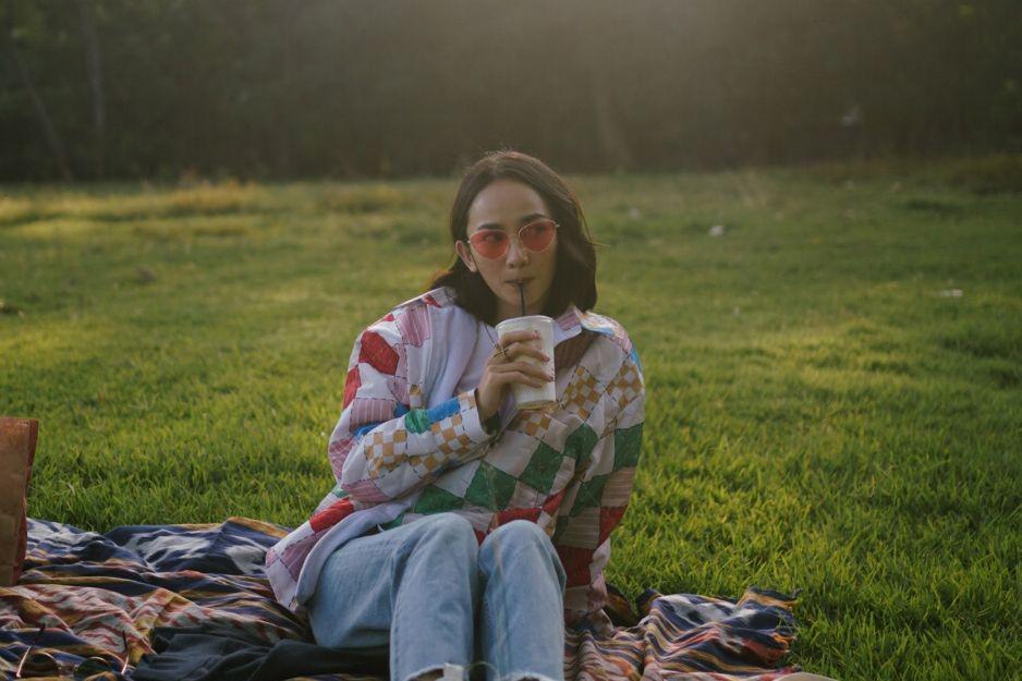 5 Tips Padu Padan Outfit di Musim Hujan ala Leona Agustine, Praktis!