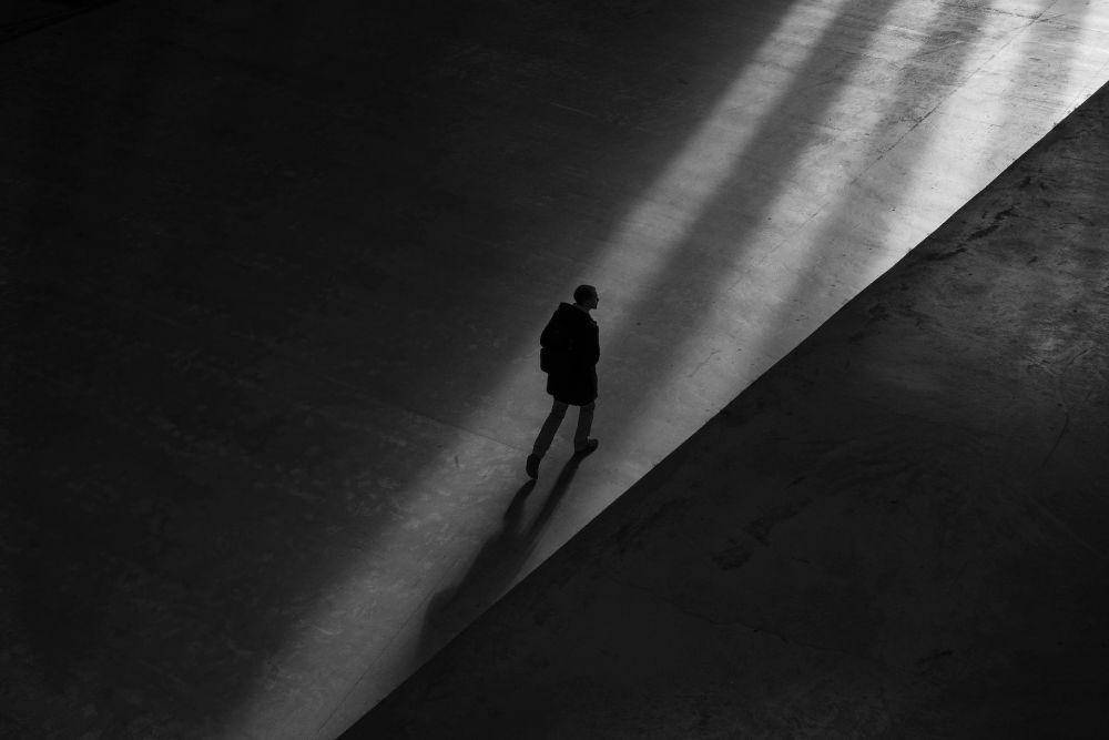 ilustrasi pria berjalan sendirian (pexels.com/Bob Price)