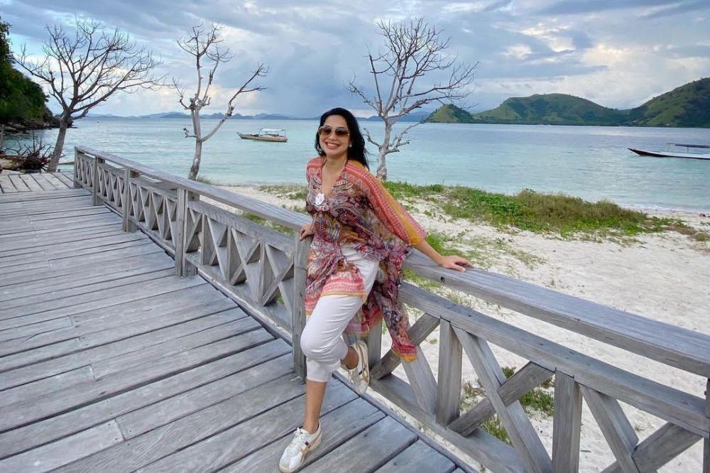9 Potret Seru Feni Rose saat Liburan ke Pantai, Gak Kerja Melulu