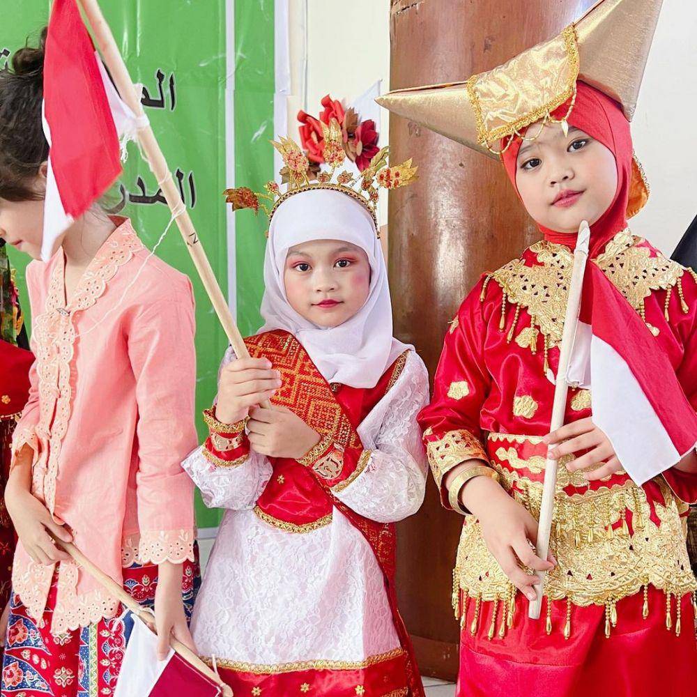 potret Maryam Nusaibah Abdullah pakai baju daerah (instagram.com/okisetianadewi)
