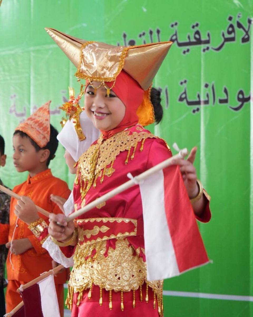 potret Maryam Nusaibah Abdullah pakai baju daerah (instagram.com/okisetianadewi)