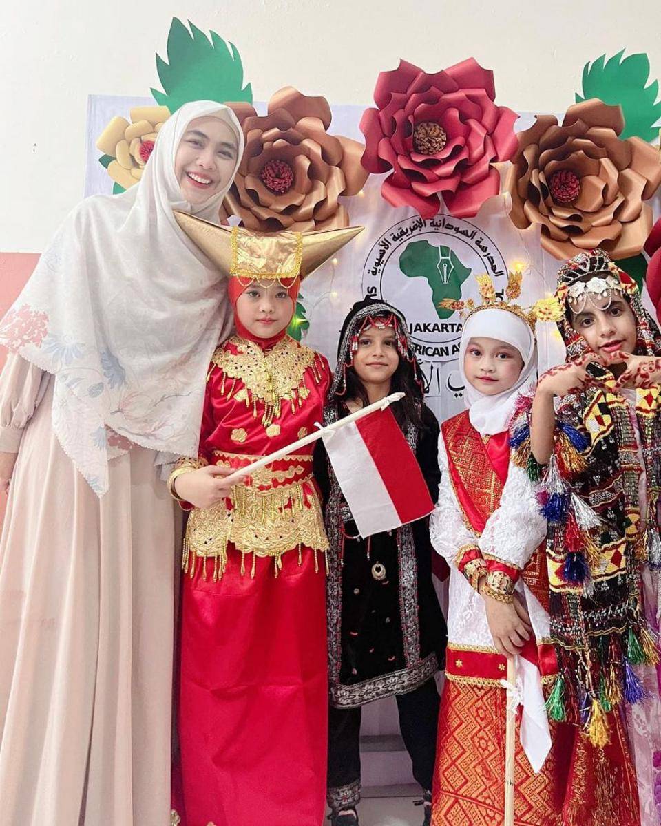 potret Maryam Nusaibah Abdullah pakai baju daerah (instagram.com/okisetianadewi)