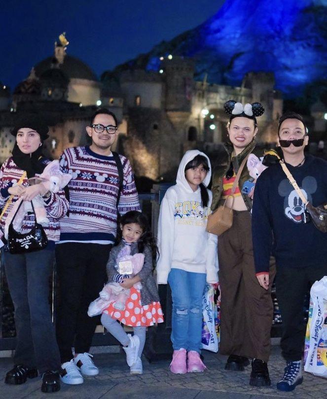 Disorot, 10 Potret Plesiran Shandy Purnamasari dan Keluarga di Jepang