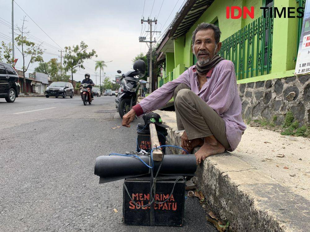 Lisman, Tukang Sol Sepatu sebatang kara yang hidup nomaden. (IDN Times/Rohmah Mustaurida).