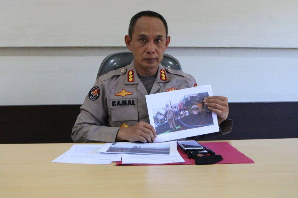 Kabid Humas Polda Papua, Kombes Pol Ahmad Mustofa Kamal saat menunjukkan foto kebakaran di Asmat, IDN Times/ Istimewa