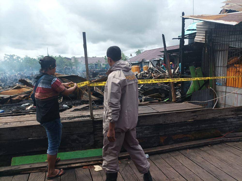 Polisi pasangi police line di puing-puing bangunan yang terbakar, IDN Times/ Istimewa