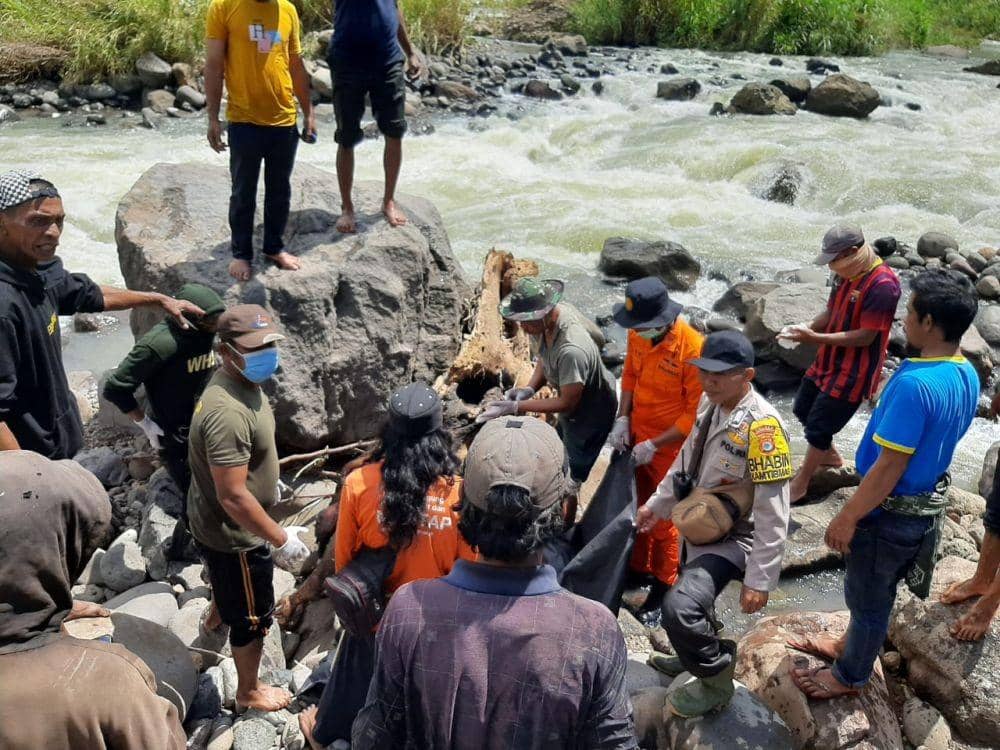 Tim SAR Gabungan menemukan satu korban tanah longsor di Kabupaten Jeneponto, Minggu (16/10/2022). Dok. Basarnas Sulsel