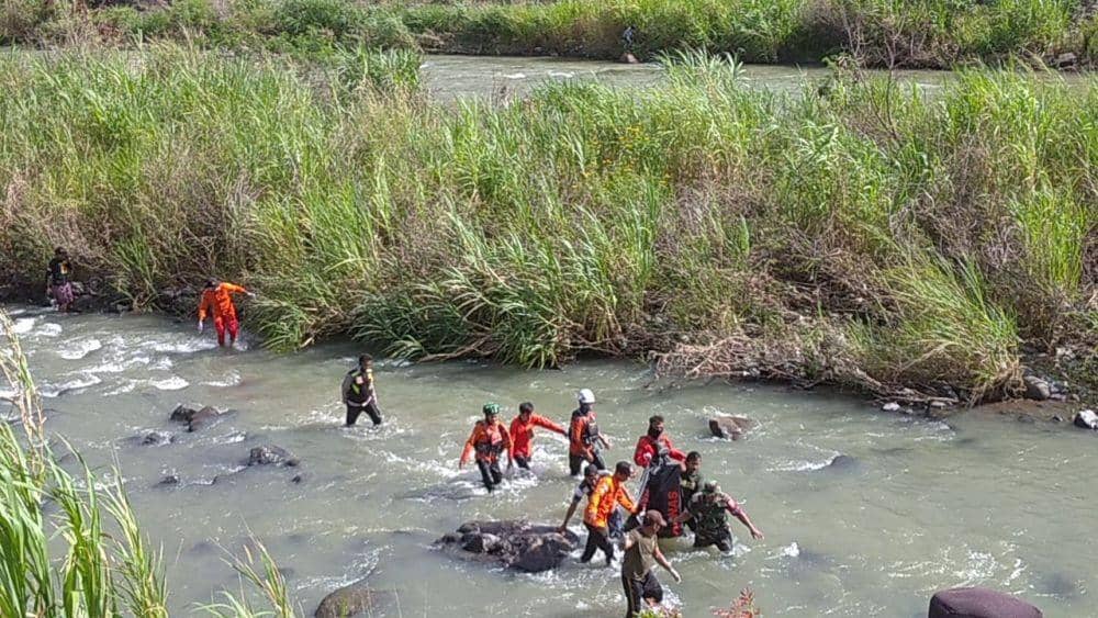 Tim SAR Gabungan menemukan satu korban tanah longsor di Kabupaten Jeneponto, Minggu (16/10/2022). Dok. Basarnas Sulsel