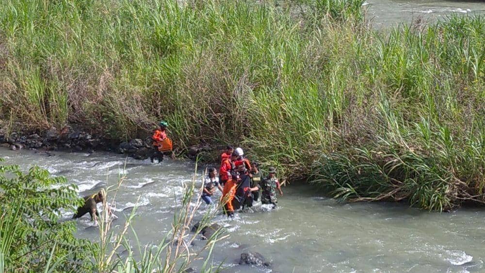 Tim SAR Gabungan menemukan satu korban tanah longsor di Kabupaten Jeneponto, Minggu (16/10/2022). Dok. Basarnas Sulsel