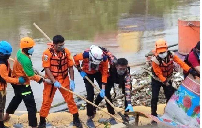 Petugas mengevakuasi jasad korban banjir Bogor Adzra Nabila (20) di Kali Banjir Kanal Barat, Tambora, Jakarta Barat (ANTARA/Instagram/kansar_jakarta/Abdu Faisal)