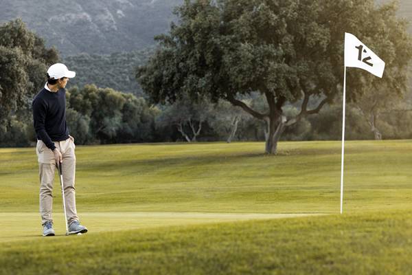 ilustrasi laki-laki bermain golf (freepik.com)