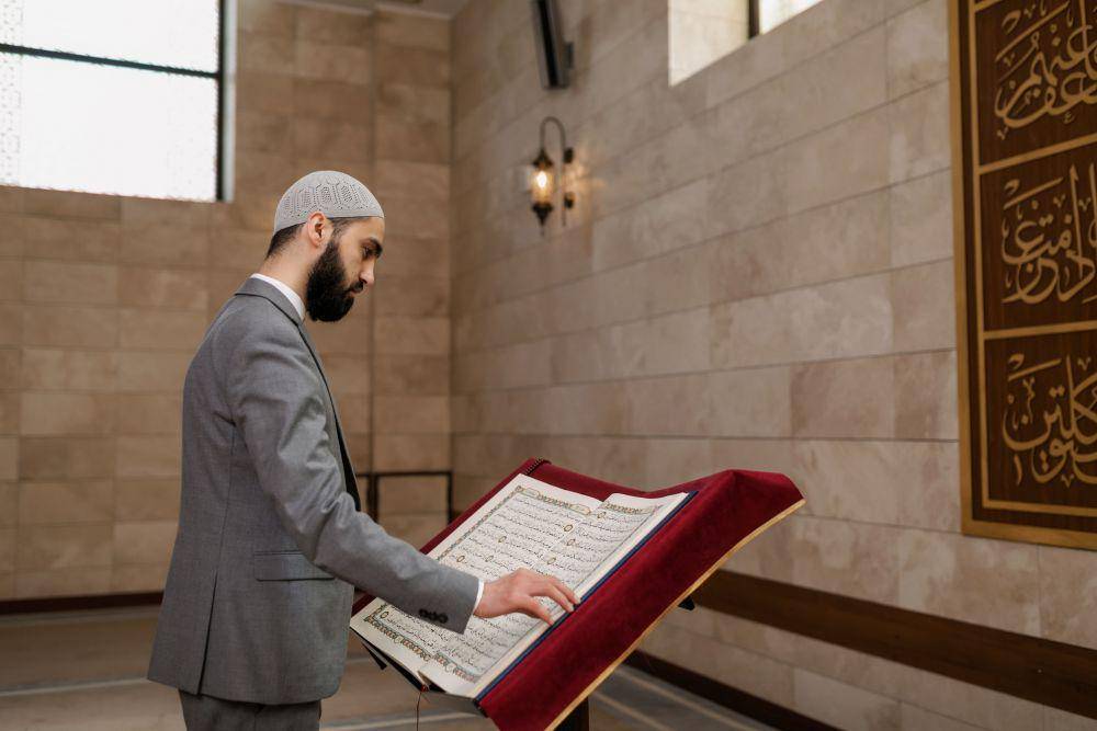 ilustrasi pria sedang membaca Al-Qur'an (pexels.com/Alena Darmel)