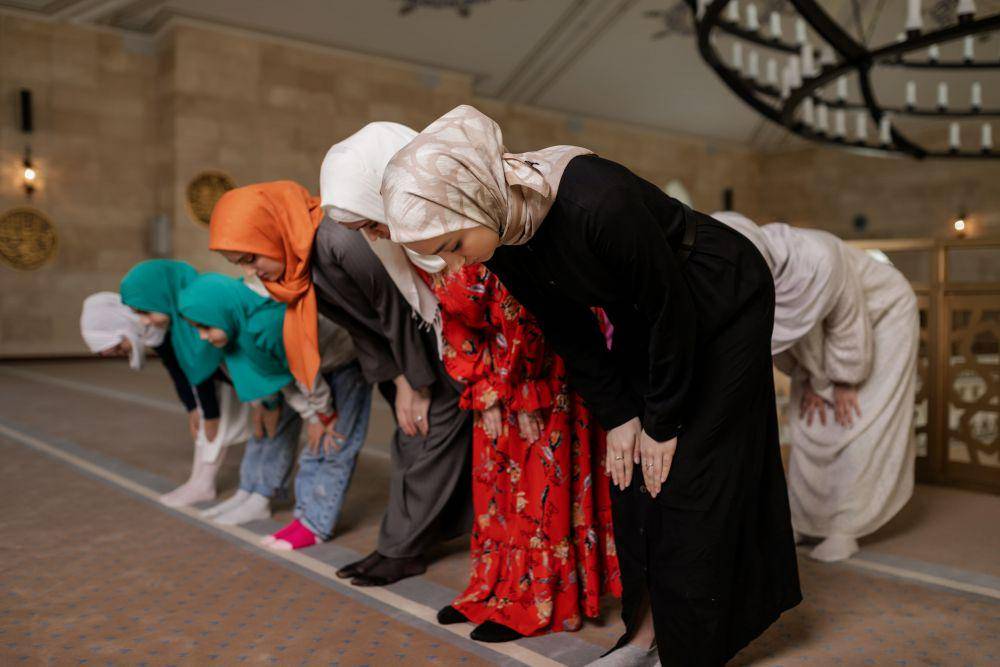 ilustrasi para wanita sedang salat (pexels.com/Alena Darmel)