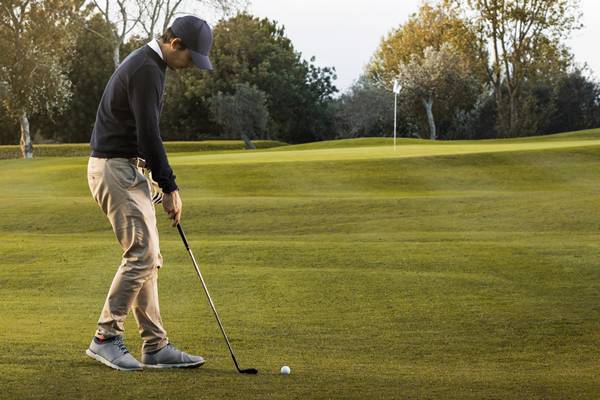 ilustrasi laki-laki bermain golf (freepik.com)