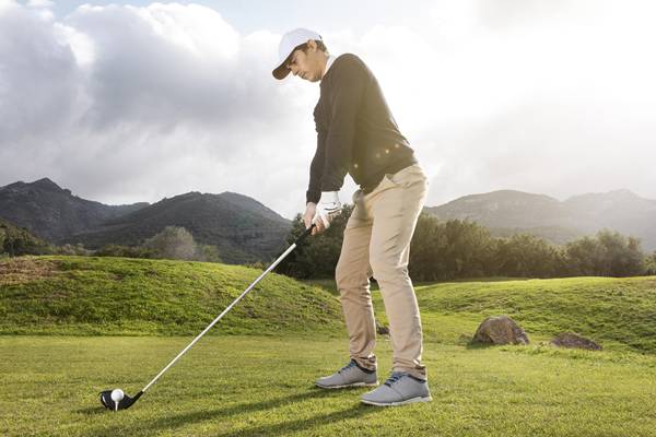 ilustrasi laki-laki bermain golf (freepik.com)