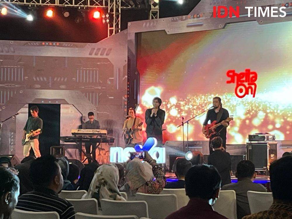 Band Sheila On 7 tampil dalam peluncuran Nexa di PO Hotel Semarang, Sabtu (15/10/2022). (IDN Times/Anggun Puspitoningrum)