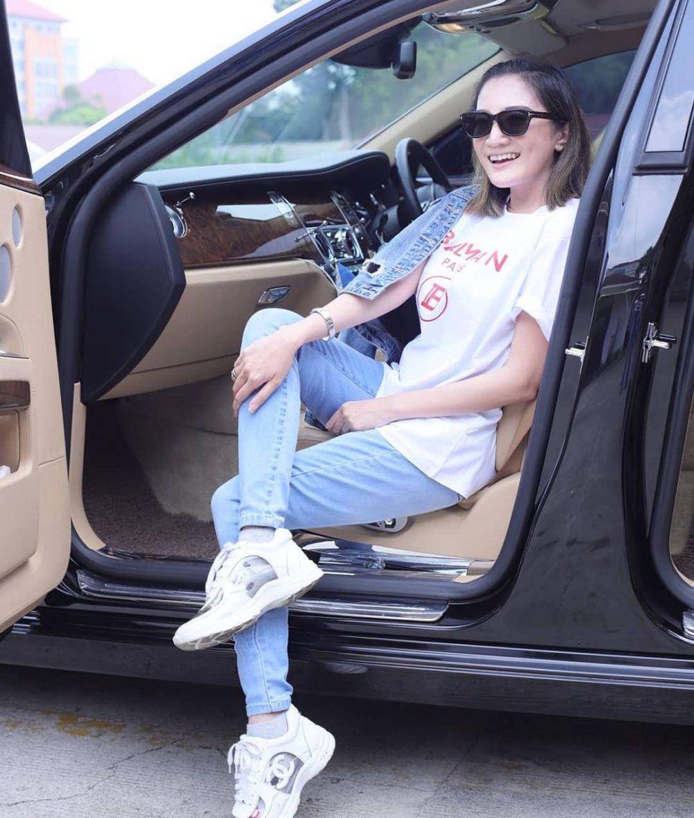 Mix and match celana jeans ala Kiki Amalia (instagram.com/kikiamaliaworld)