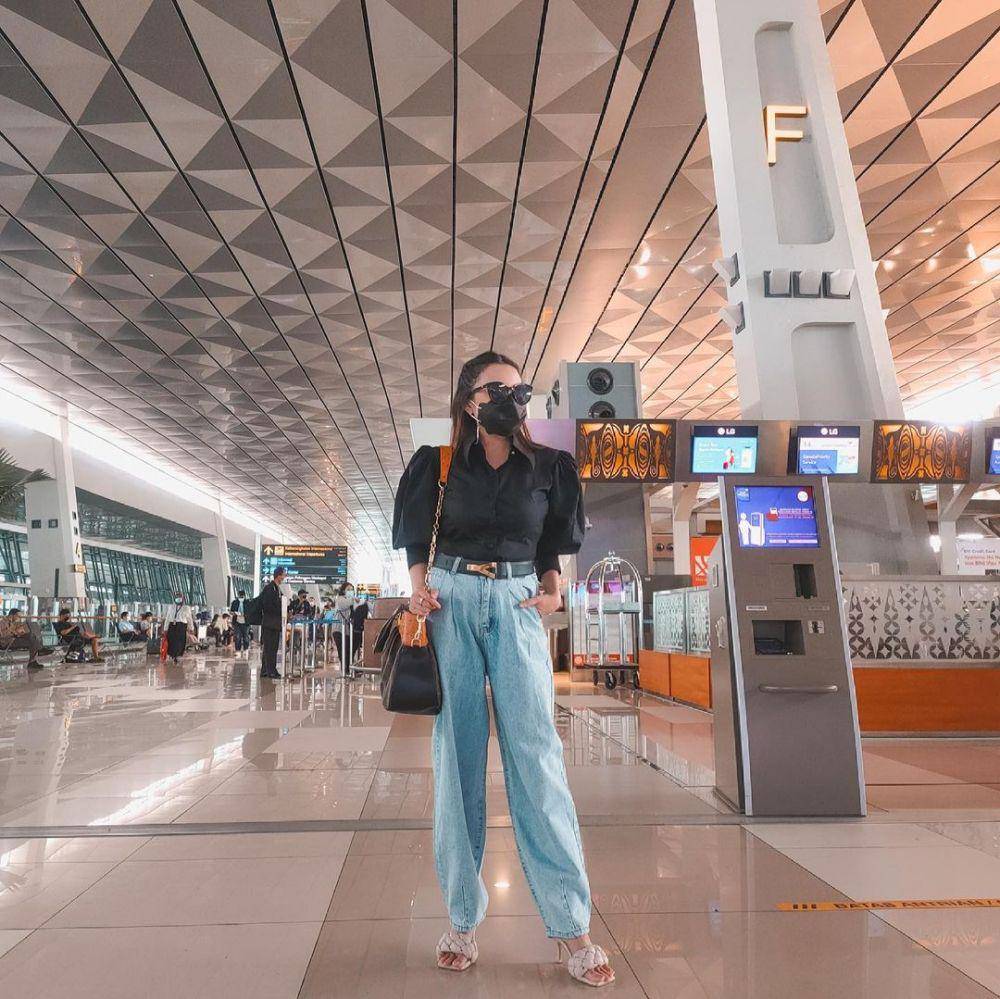 Mix and match celana jeans ala Kiki Amalia (instagram.com/kikiamaliaworld)