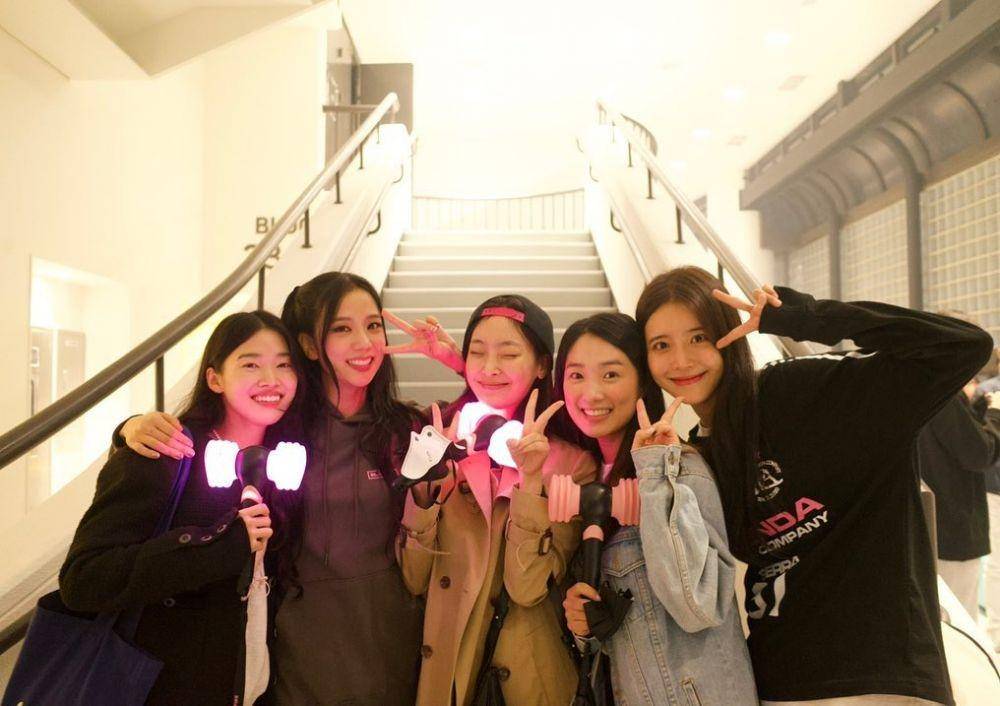 Kim Hye Yoon dan aktris Snowdrop di konser BORN PINK (soompi.com)