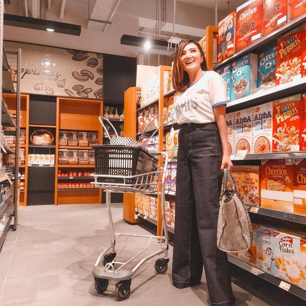 Mix and match celana jeans ala Kiki Amalia (instagram.com/kikiamaliaworld)