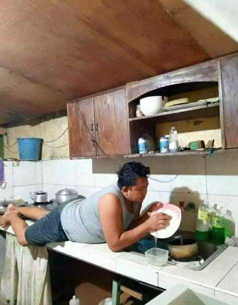 bapak-bapak ambil alih dapur (facebook.com/profile.php?id=100029430427870)