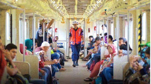 ilustrasi situasi di dalam kereta komuter (instagram.com/commuterline)