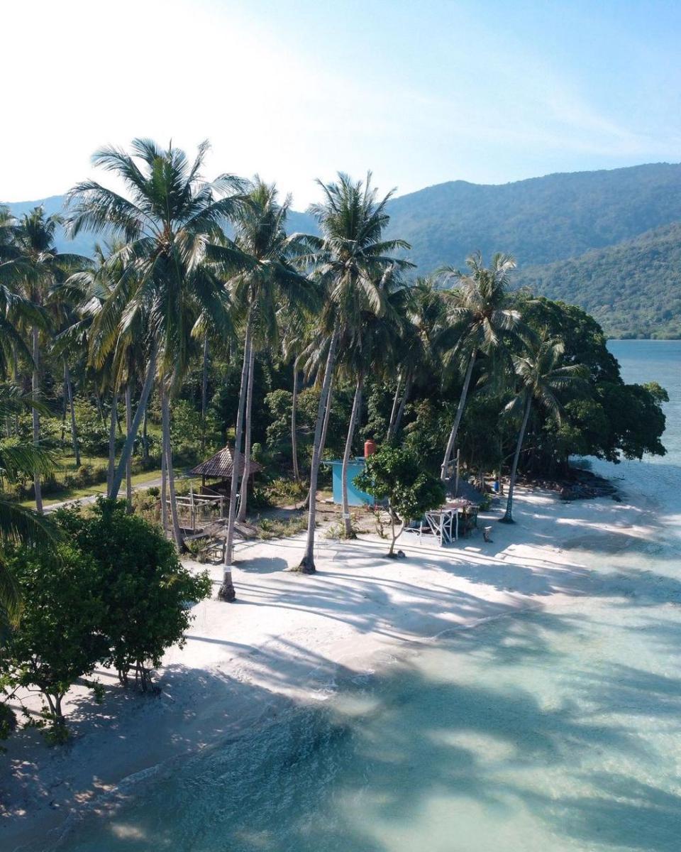 10 Potret Pantai Bobby, Surga Alami di Karimunjawa yang Indah