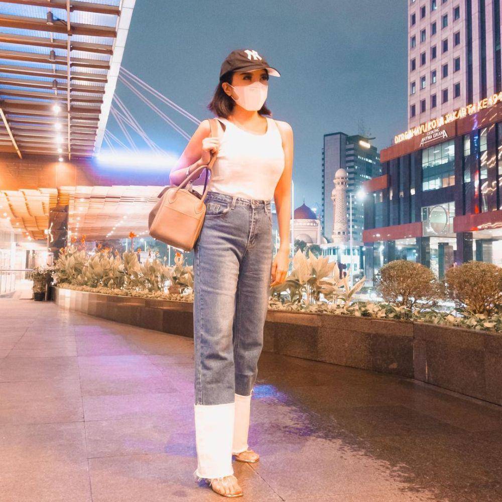 Mix and match celana jeans ala Kiki Amalia (instagram.com/kikiamaliaworld)