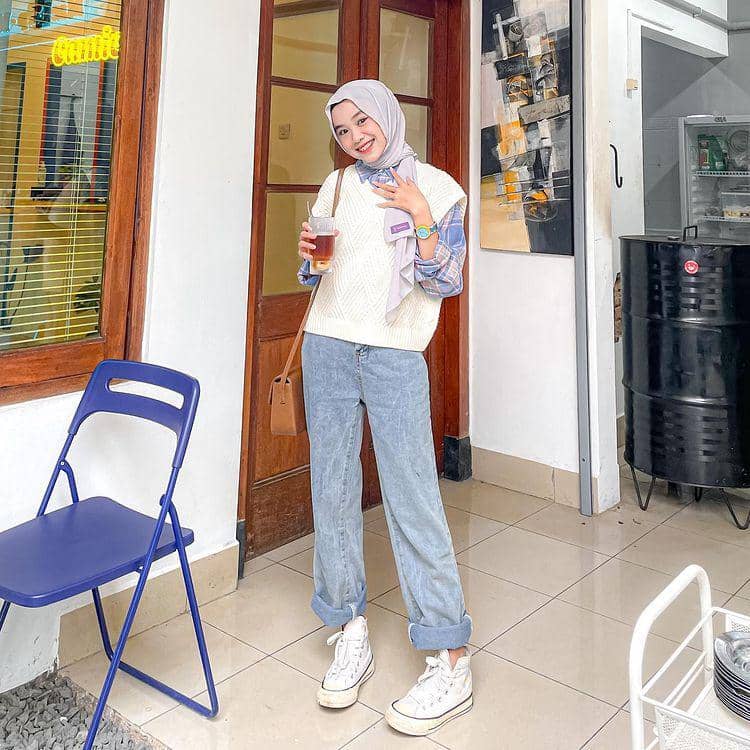 potret Ulya Salsabila yang memakai kemeja (instagram.com/ulyaslsss__)