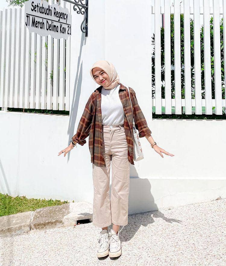 potret Ulya Salsabila yang memakai kemeja (instagram.com/ulyaslsss__)