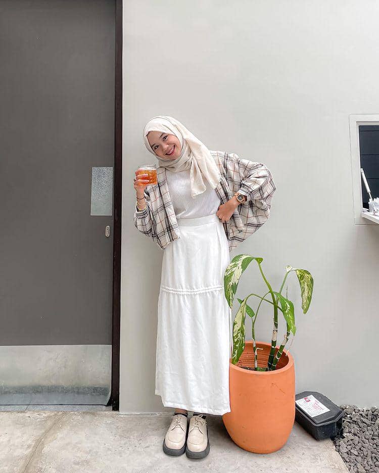 potret Ulya Salsabila yang memakai kemeja (instagram.com/ulyaslsss__)