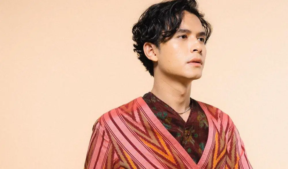 Onlayn porno film: Samolyotda toyga Xizmatkor xojayinining oldida mushukni buradi