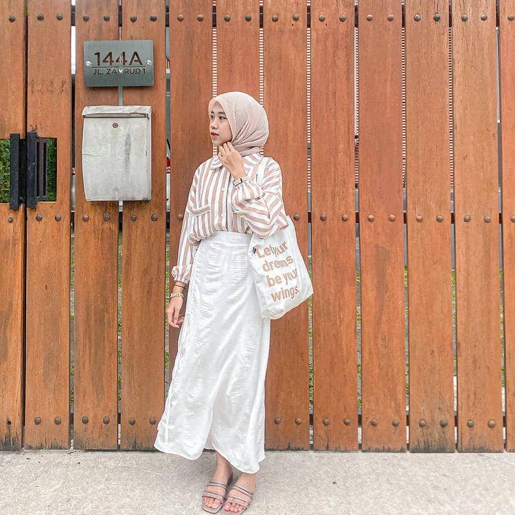 potret Ulya Salsabila yang memakai kemeja (instagram.com/ulyaslsss__)