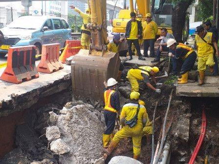 Jalan di Cilandak Ambles 1,5 Meter, Kok Bisa?
