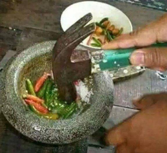 bapak-bapak ambil alih dapur (twitter.com/kegeblegan)