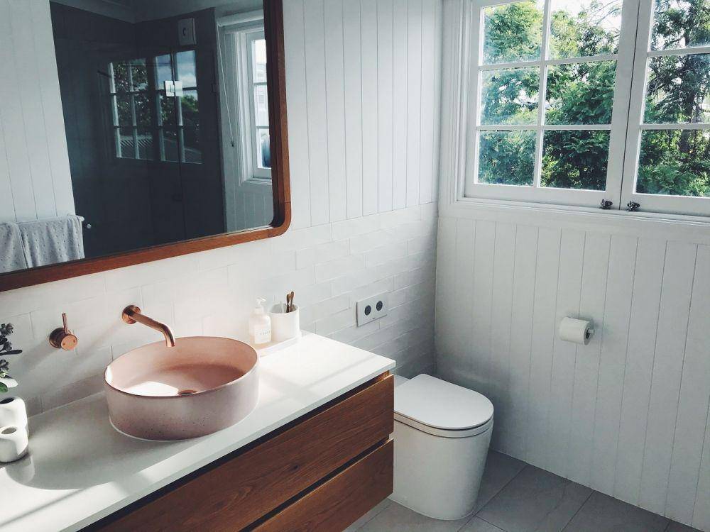 ide jendela kamar mandi (unsplash.com/@cameronsmith)