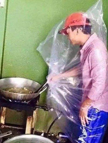 bapak-bapak ambil alih dapur (facebook.com/kementrianhumorindonesia)