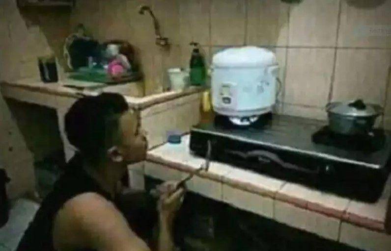 bapak-bapak ambil alih dapur (1cak.com)