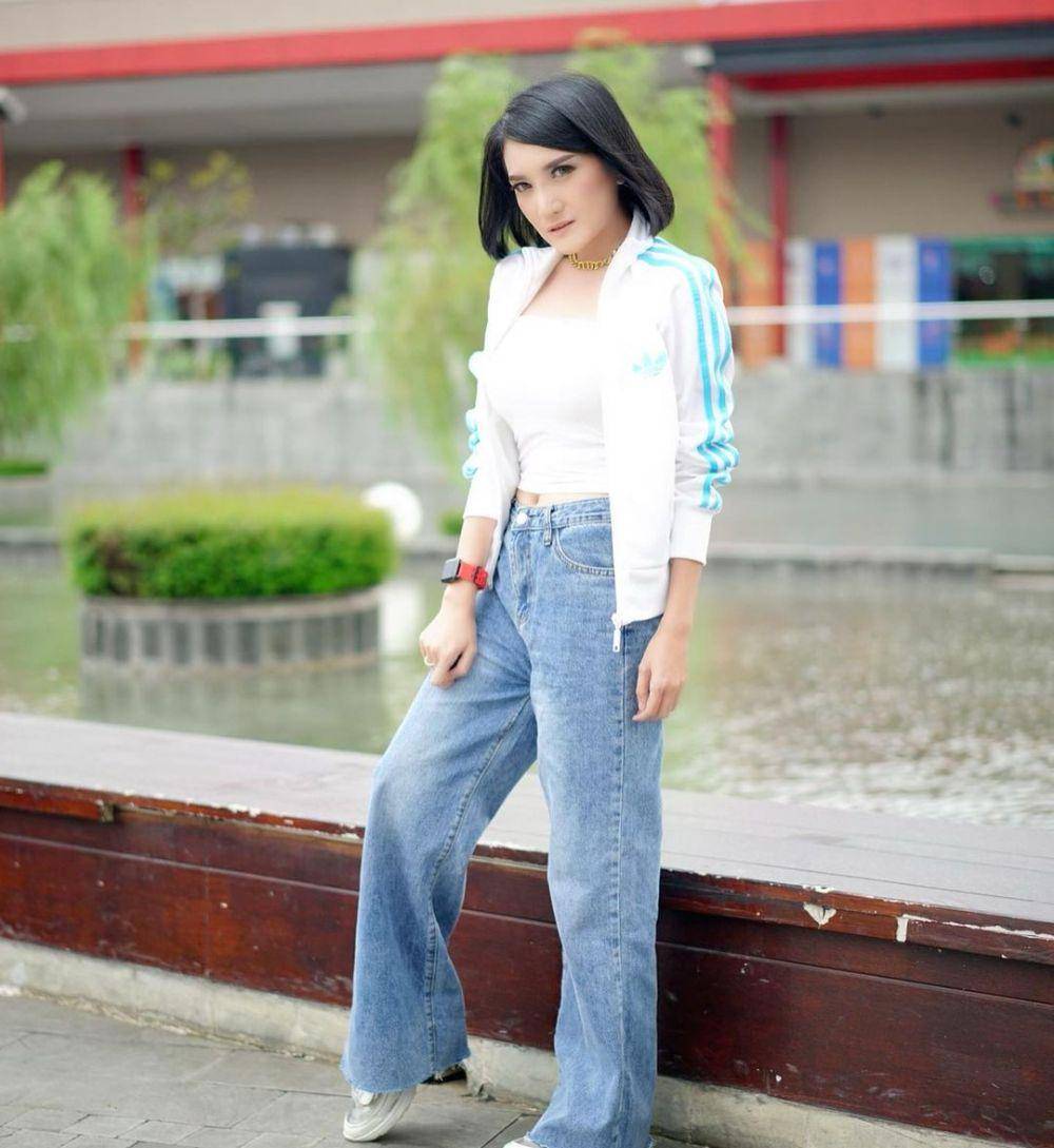 Mix and match celana jeans ala Kiki Amalia (instagram.com/kikiamaliaworld)
