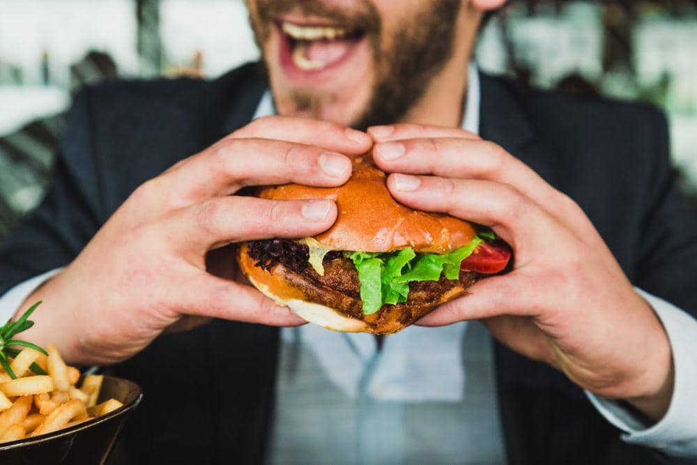 ilustrasi menikmati makanan cepat saji (unsplash.com/Sander Dalhuisen)