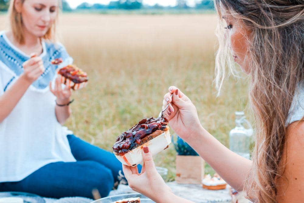 ilustrasi menikmati makanan manis (unsplash.com/Toa Heftiba)
