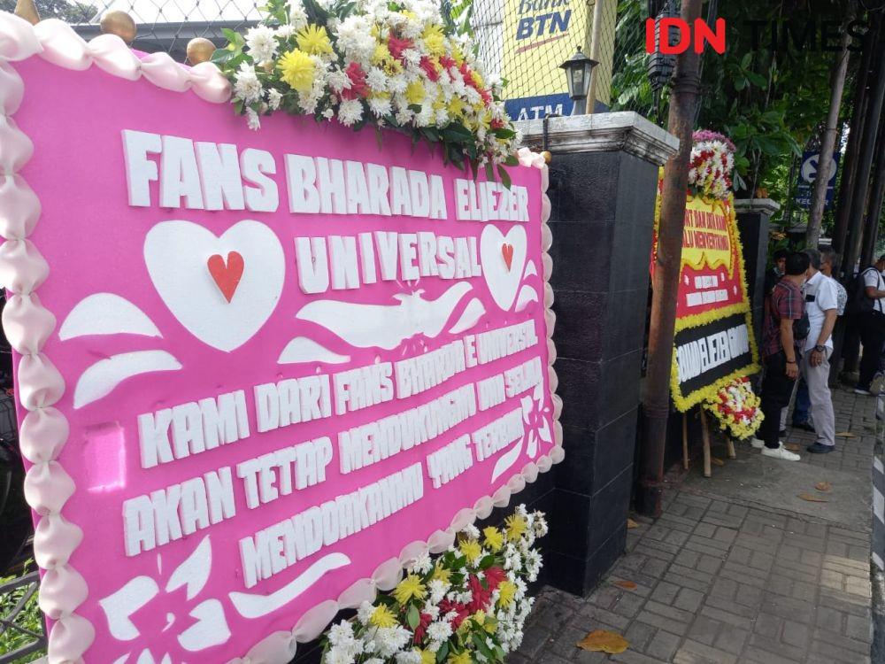 Karangan Bunga Dukung Bharada E Berdatangan Jelang Sidang Sambo