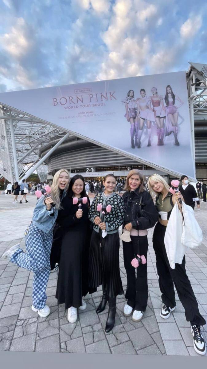 Sorn dan keluarga Lisa di konser BLACKPINK BORN PINK (koreaboo.com)