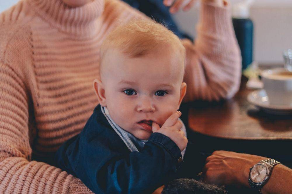 Ilustrasi anak yang mengisap jempol (unsplash.com/Ethan Hu)