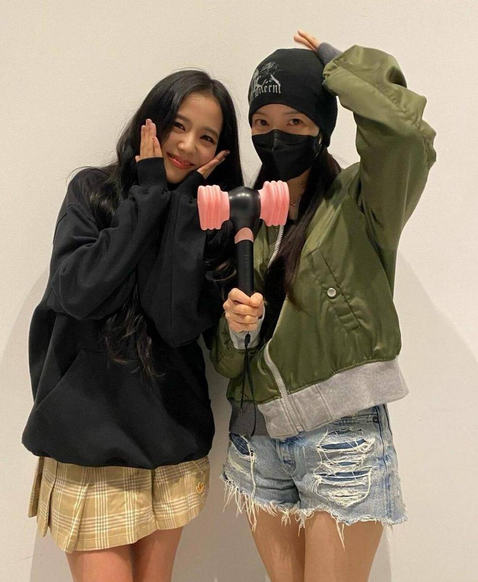 Yoon Se Ah bareng Jisoo di konser BLACKPINK BORN PINK (twitter.com/snowdropics)
