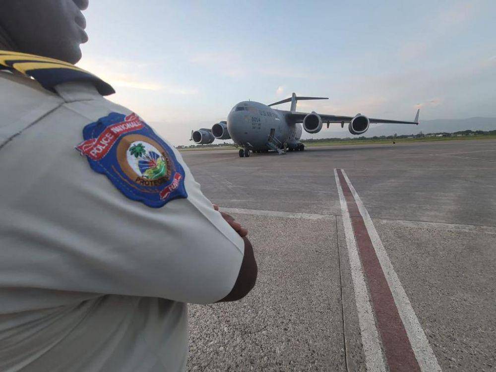 Pesawat Kanada yang membawa kendaraan lapis baja ke Haiti, Sabtu (15/10/2022). (twitter.com/USEmbassyHaiti)