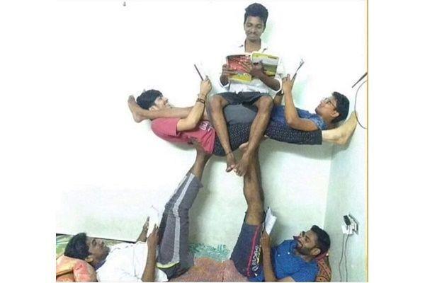 15 Potret Kocak Terlalu Kreatif saat Foto Bareng, Posenya Gak Kuat!